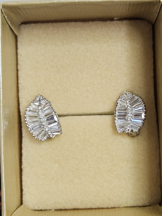 Jewelry - New Leaf Earrings Pierced